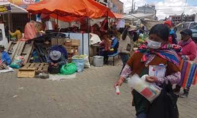 merciantes venden alcohol, barbijos y otros insumos de limpieza en La Paz