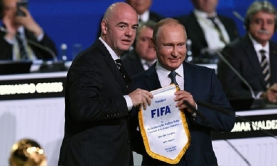 El presidente de la FIFA, Gianni Infantino, le da un banderín conmemorativo a Vladímir Putin durante el 68 Congreso de la FIFA en Moscú. 