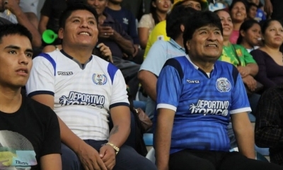 Leonardo Loza (i) junto a Evo Morales, en el estadio de Villa Tunari, alentando a Palmaflor. RKC