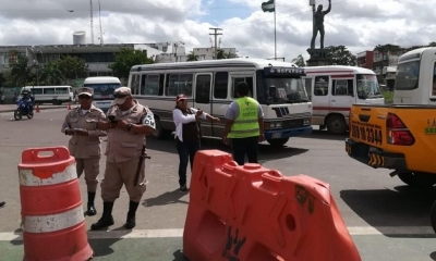 Gendarmes impiden el paso de lo micros. Foto: EL DEBER