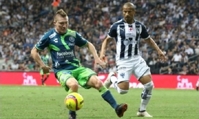 Chumacero cuida el balón ante la marca de Carlos Sánchez. Foto: Twitter