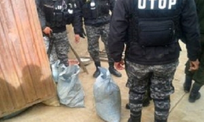 Los policías fueron sorprendidos transportando el mineral. Foto: RRSS