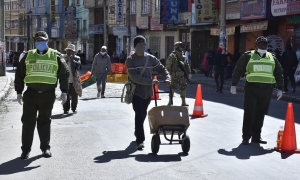 Policías y militares controlan en los principales mercados de La Paz. Foto: APG.