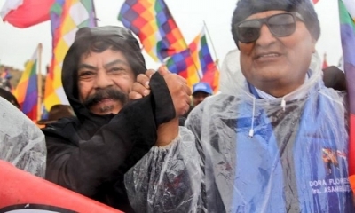 El embajador de Nicaragua Elías Chévez junto a Evo, en su marcha, este viernes. / Foto: @evoespueblo.