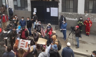 Manifestantes en la puerta de la Felcc.