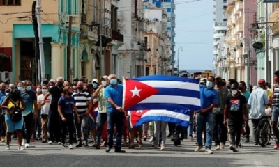 Un grupo de personas responden a manifestantes frente al capitolio de Cuba hoy, en La Habana (Cuba). | Fuente: EFE