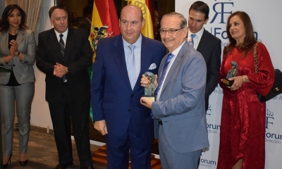 Manuel Olave con otras personalidades del medio/Foto. Extend