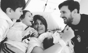 La primera foto de Ciro Messi, junto a sus padres y sus hermanos.