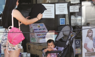 Una mujer abanica a su hijo para mitigar el calor en la ciudad de Buenos Aires.