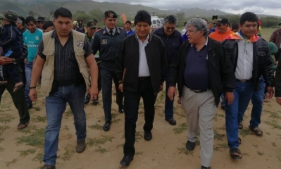 El presidente Morales acompañados de la autoridades de Aiquile/Foto. BTV