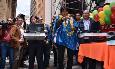 Presidente Morales, entregando computadoras a los profesores/Foto. Archivo