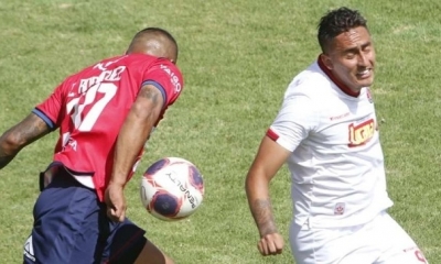 Edemir Rodríguez (izq). y Rodrigo Llano en la disputa del balón