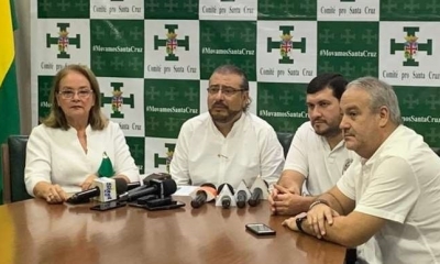 Los miembros del Comitñe Pro Santa Cruz anuncian la convocatoria a los candidatos al encuentro por la unidad. Foto: Comité Pro Santa Cruz