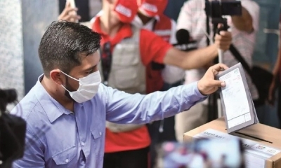 Mollinedo emite su voto, ayer, en la ciudad de Cobija.