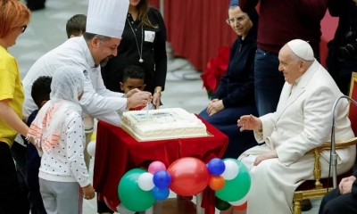 ¡Que le sople! Así fue el pastel del papa Francisco. 