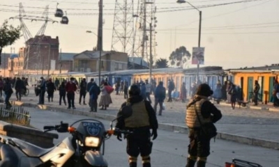 Policías desbloquean una de las vías en El Alto. / APG