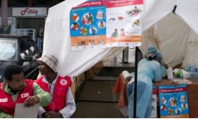 Personal médico y de la Cruz Roja en un punto de control cerca de Antananarivo