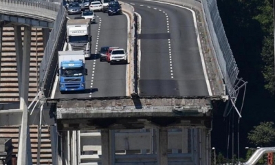Vehículos permanecen sobre una sección de un puente que continúa en pie tras el desplome de un tramo el martes en Génova (Italia). 