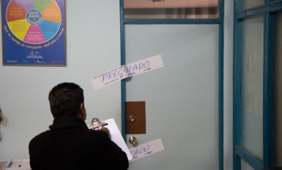 Funcionarios del Gobierno precintaron oficinas del Sedes de Cochabamba. / Foto: Sedes Cochabamba