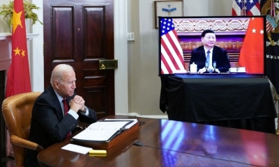 El presidente de Estados Unidos, Joe Biden, se reúne con el presidente de China, Xi Jinping, durante una cumbre virtual este lunes. Foto: AFP.