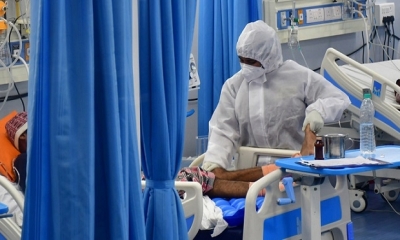 Pacientes de COVID-19 en una unidad de cuidados intensivos en Mumbai, India.