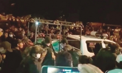 El acoso de los pobladores de Shinahota a los policías desplegados en el lugar, anoche. Foto:Captura de Video