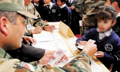 Entrega del bono por un efectivo militar