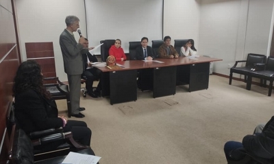 Jose Marcos Uría, secretario de cámara, da inicio al sorteo, frente a las autoridades del TSE. Foto: TSE