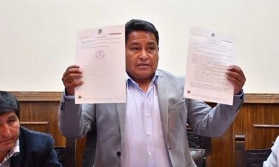 Foto / Archivo : El Gobernador de Oruro, Zenón Pizarro, muestra la ley de cuarentena departamental