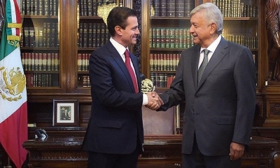 Enrique Peña Nieto (izq.) recibe al presidente electo Andrés Manuel López Obrador, ayer. | EFE Miles de seguidores saludan al Presidente electo, ayer.