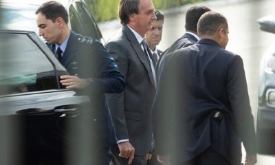Jair Bolsonaro se dirige a hablar con algunos de sus seguidores en el Palacio da Alvorada