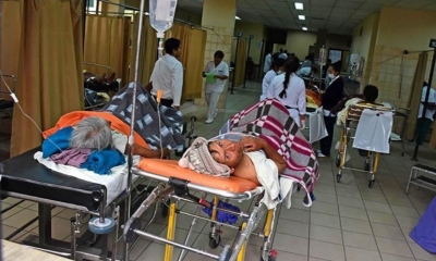 La sala de emergencias del hospital Viedma, donde los pacientes son atendidos en camillas y sillas de ruedas.