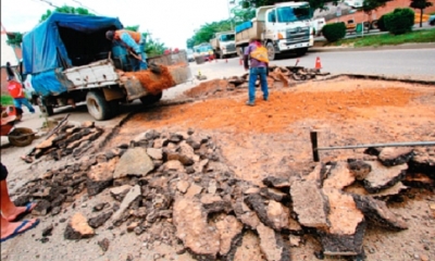 El hueco está en la vía de retorno a la comuna cruceña; causó el accidente de un joven. Foto: El Deber