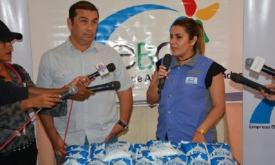 Así recibió los productos el gobernaor Ferrier/Foto. RM