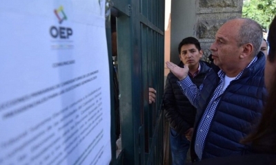 El ente electoral atiende a puertas cerradas ante las vigilias instaladas