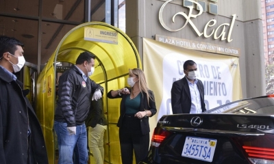 El alcalde Luis Revilla, la presidenta Jeanine Añez y otras autoridades, realizaron una inspección por la infraestructura hotelera
