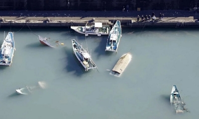 Una vista aérea muestra botes volcados que se cree fueron afectados por el tsunami en la isla de Tonga. 