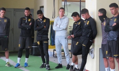 Daniel Camacho (centro) se despide de sus compañeros de The Strongest, este sábado. |