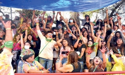 Un grupo de jóvenes sin barbijos en una gradería del Corso de Corsos.