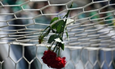 Una flor depositada en la red de una portería del estadio Conda de Chapecó, Brasil, para rendir homenaje a los jugadores del equipo de fútbol