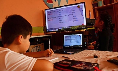 Un niño durante una sesión de clases virtuales. 