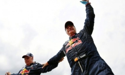 El piloto español de Peugeot Carlos Sainz (D) celebra con su copiloto Lucas Cruz su triunfo en el rally Dakar 2018, el 20 de enero, en Córdoba
