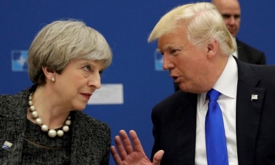 La ministra británica, Theresa May, conversa ndo con el presidente de los EEUU, Donald Trump