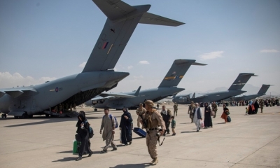 Miembros de las Fuerzas Armadas del Reino Unido participan en la evacuación del personal autorizado del aeropuerto de Kabul, Afganistán