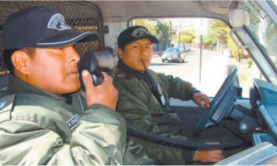 Policías comunicándose mediante una handy