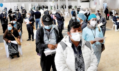 Filas en el campo ferial para acceder a dosis contra el coronavirus