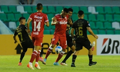 Acción del partido entre Oriente Petrolero y Royal Pari