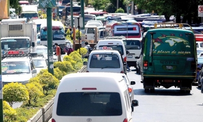El transporte público actual, que funciona a combustible, en la ciudad de Cochabamba