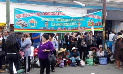 Un grupo reducido de comerciantes participa de la concentración en las afueras del Tribunal Departamental de Justicia de Cochabamba.
