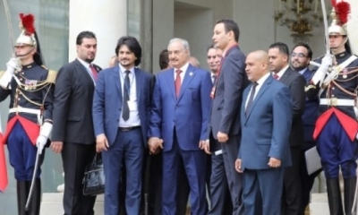 El líder militar libio Khalifa Haftar (C) aparece junto a miembros de su delegación en el Eliseo de París.